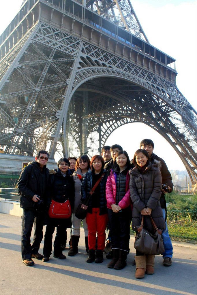 eiffel tower group photo