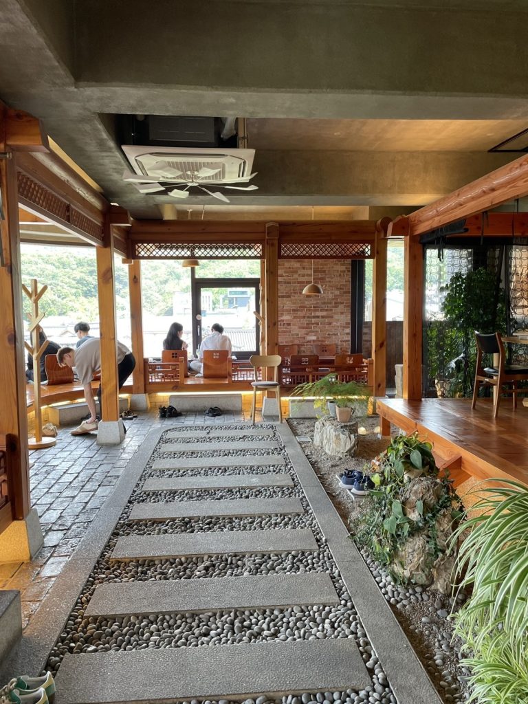 Irin Iljan Cafe (1인1잔) Seoul Review 21 Irin Iljan Cafe scenery walkway