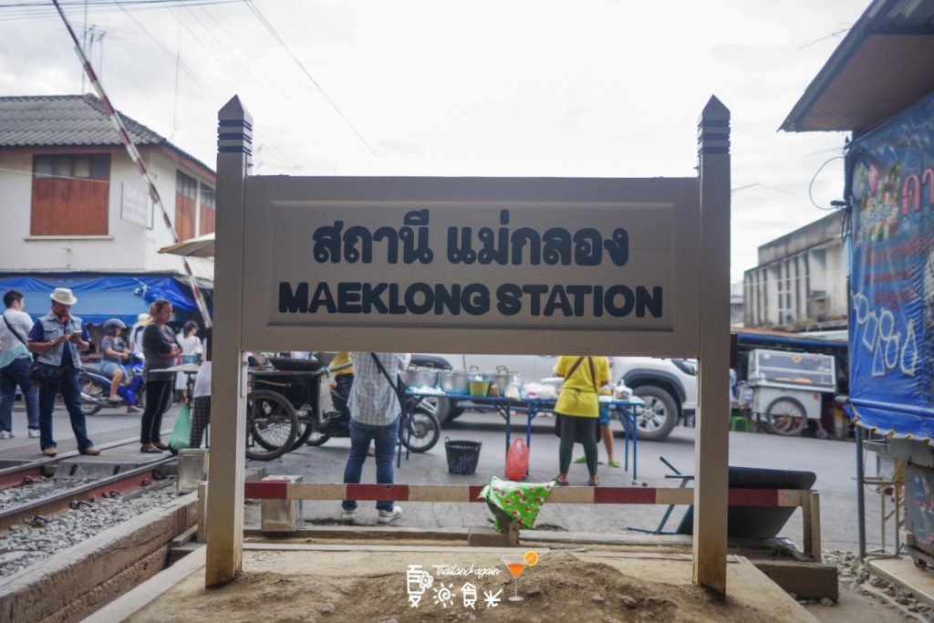 5-Day Bangkok Itinerary: River Cruises, Local Eats & Hidden Corners 15 Maeklong station
