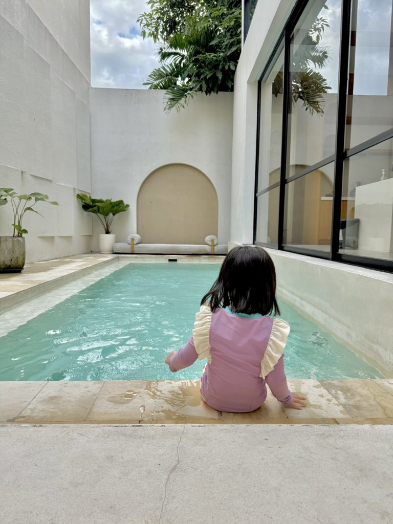 yuyi playing in villa pool