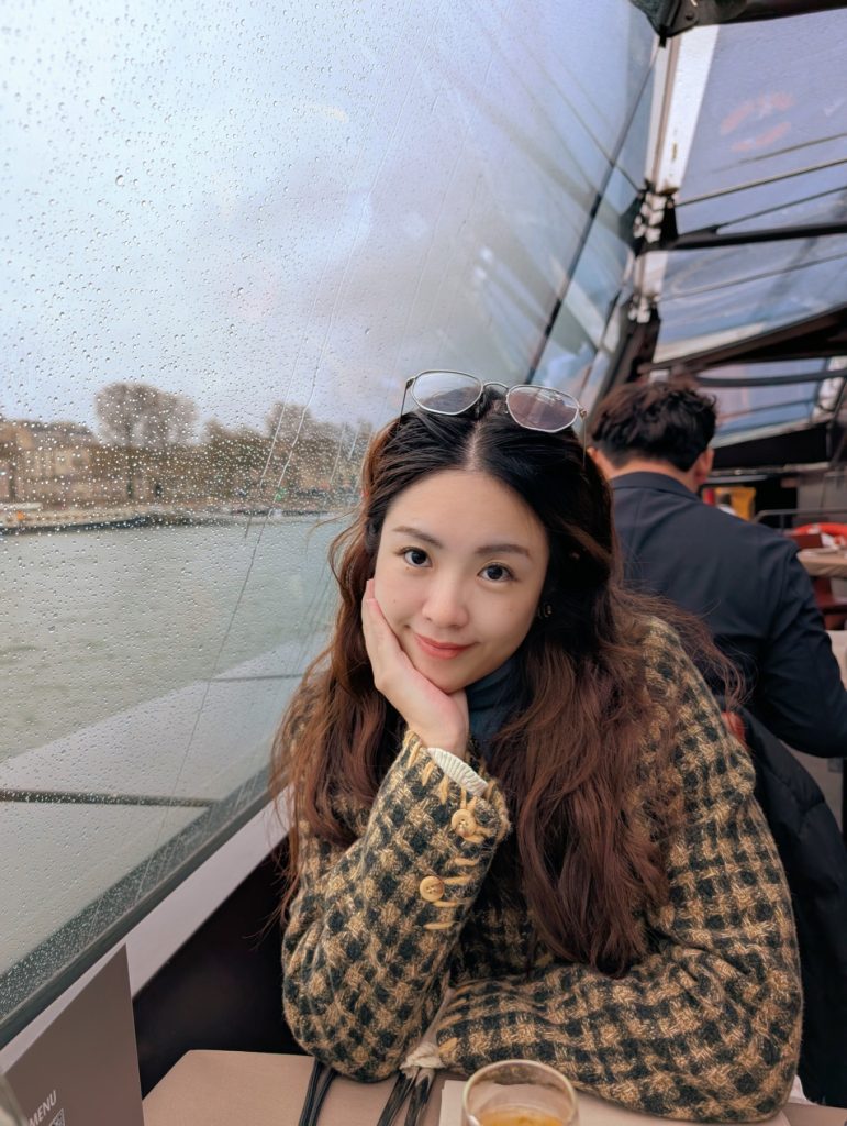 Bateaux Parisiens river cruise window table