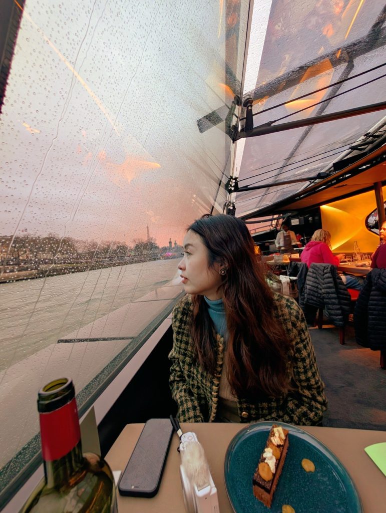 Bateaux Parisiens river cruise dining