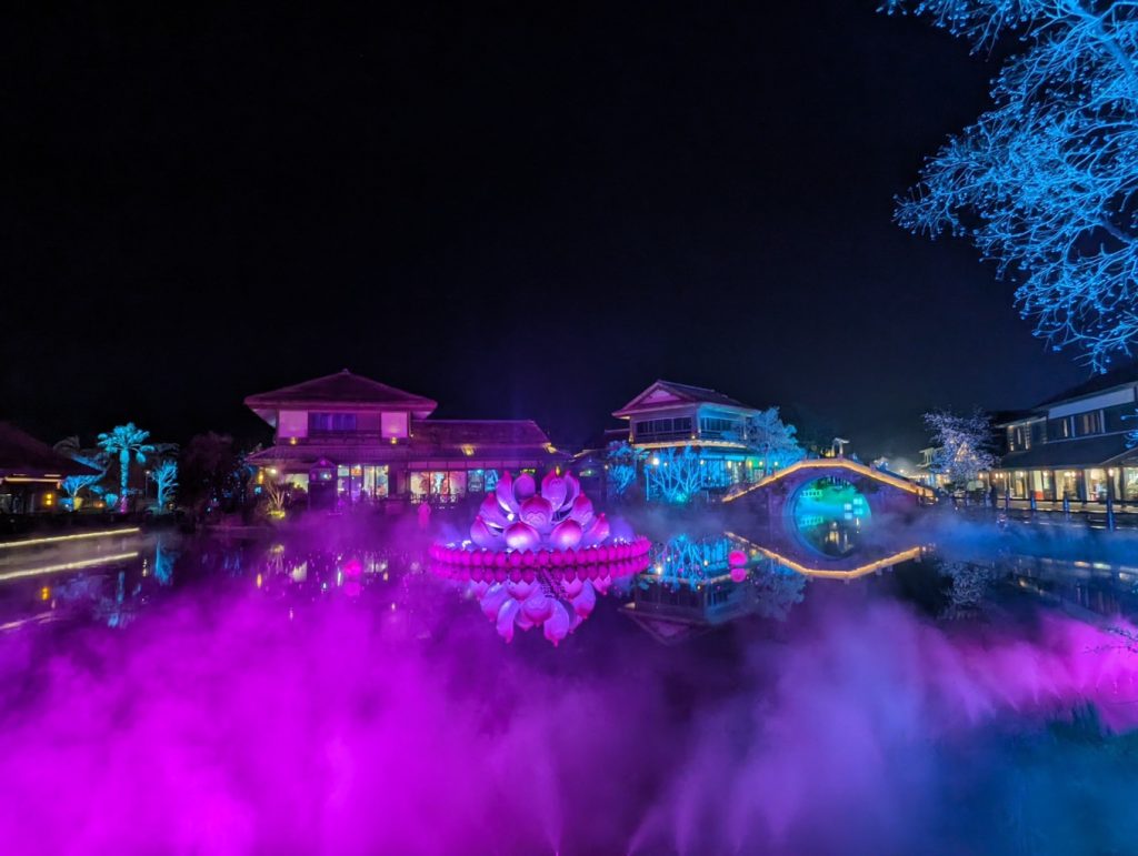 Wuxi Nianhua Bay: A Peaceful Zen Town Blending Tang-Song Architecture and Jiangnan Charm 14 The illuminated lotus pond and bridge under misty night lights.