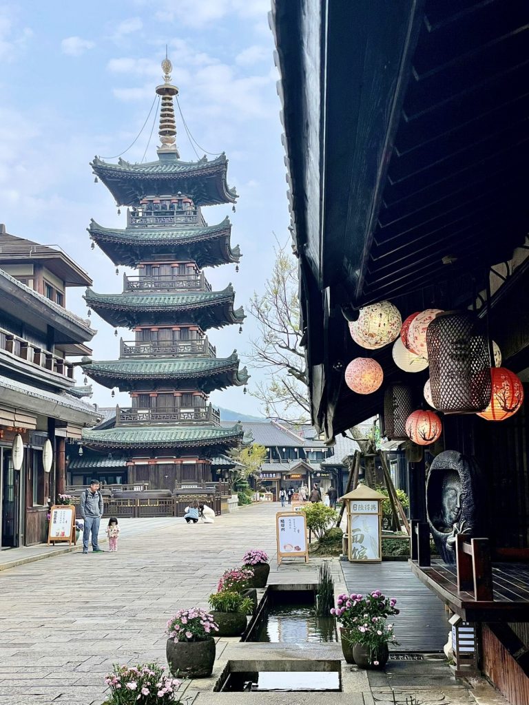 Wuxi Nianhua Bay: A Peaceful Zen Town Blending Tang-Song Architecture and Jiangnan Charm 8 Pagoda towers and lantern-lit streets inside Nianhua Bay.