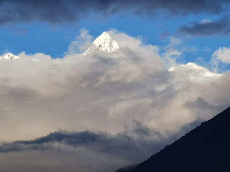 Tibet’s Yarlung Tsangpo Grand Canyon: Where I Finally Saw Namjagbarwa Peak Emerge from the Clouds