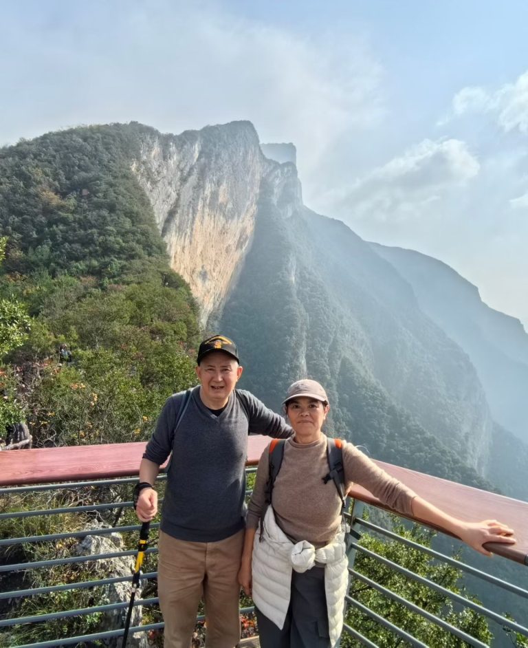 Hiking the Three Gorges Summit in Wushan: Stunning Views & Autumn Colors