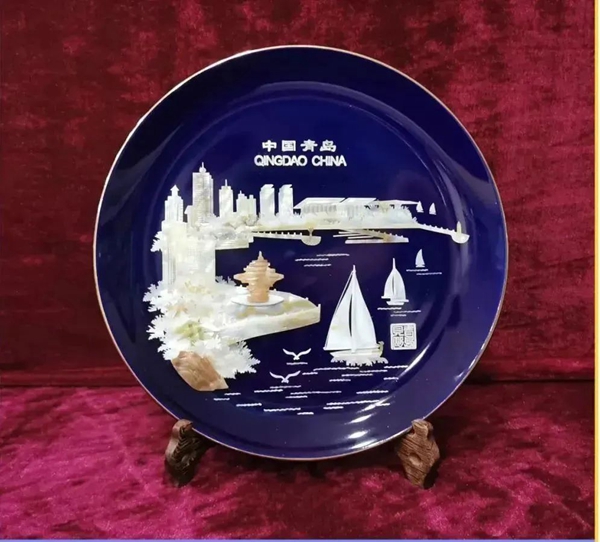 Shell-carving souvenirs and sea-themed crafts displayed in a Qingdao shop.