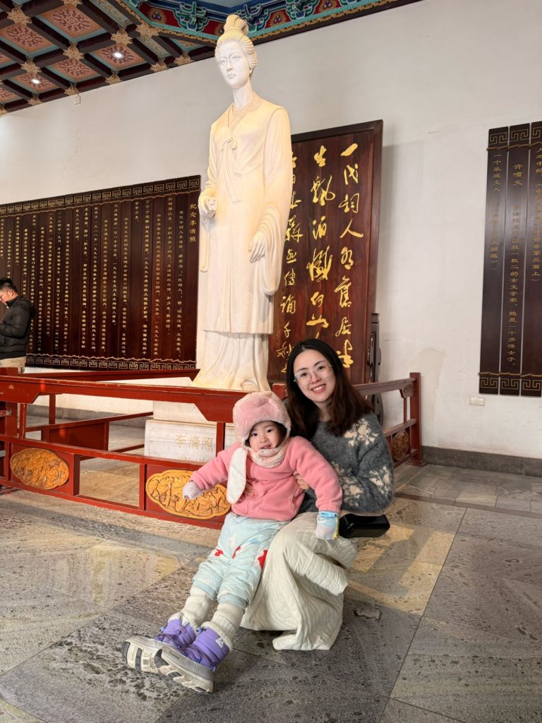 Baotu Spring Travel Guide: Visiting Jinan’s No.1 Spring 14 Li Qingzhao statue at Baotu Spring with mother and child visiting the memorial hall