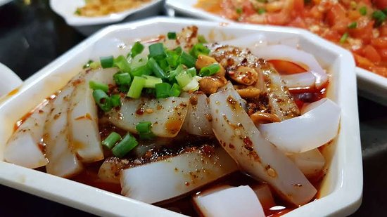 Chongqing Liang Fen cold jelly noodles with chili oil, garlic sauce, peanuts, and scallions