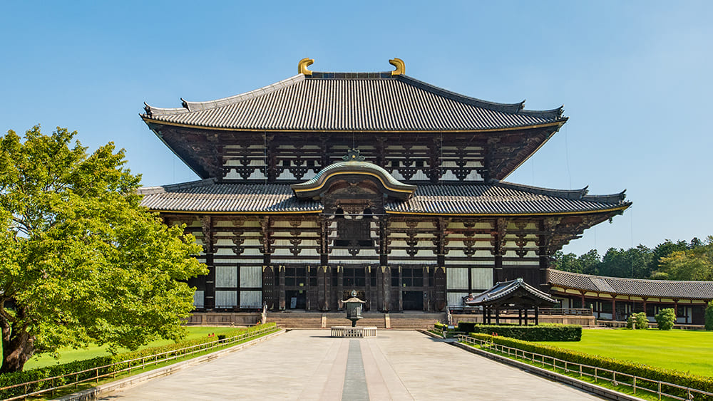 Best Japanese Temples to Visit: Top 6 Must-See Temples in Japan 7 odai-ji Temple in Nara with its massive wooden Great Buddha Hall under a clear blue sky