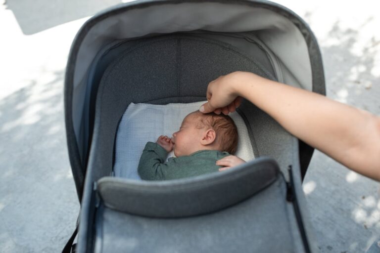 Best Travel Strollers for Airplanes (2026 Guide for Parents)