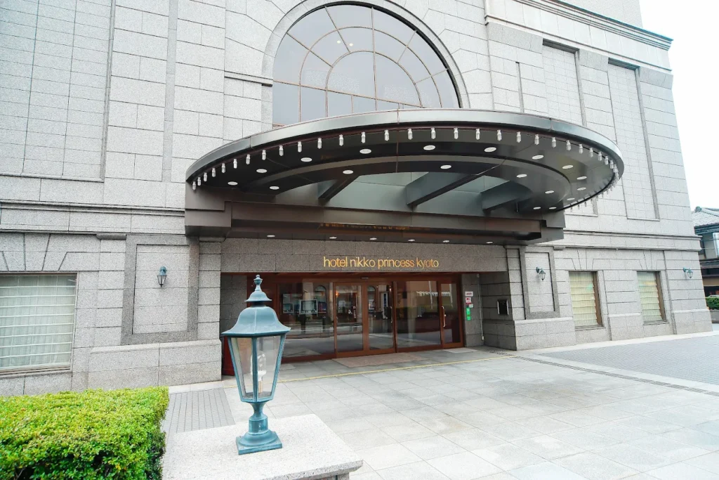 Hotel Nikko Princess Kyoto entrance with covered driveway and central location near Kawaramachi shopping district