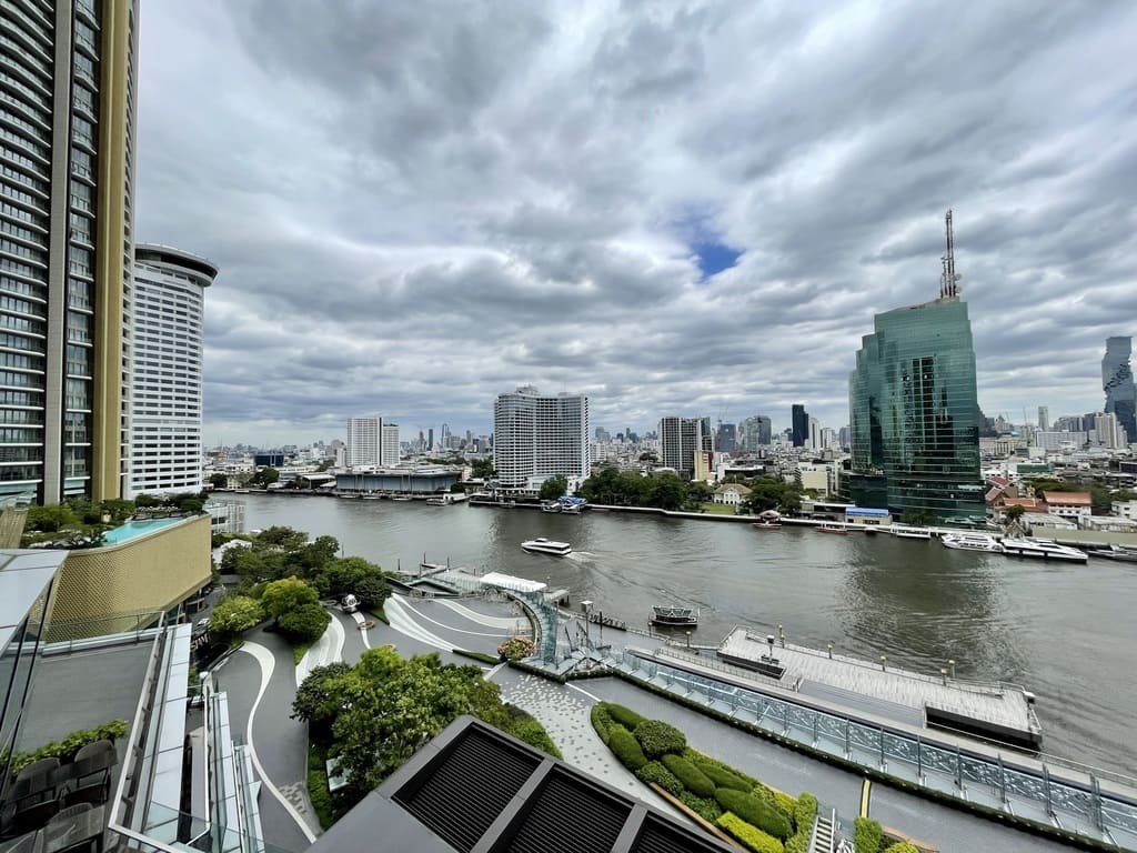 Where to Stay in Bangkok for Muslim Travelers 9 Chao Phraya River Bangkok skyline view with riverside hotels and boats, a scenic area for Muslim travelers seeking a relaxing stay