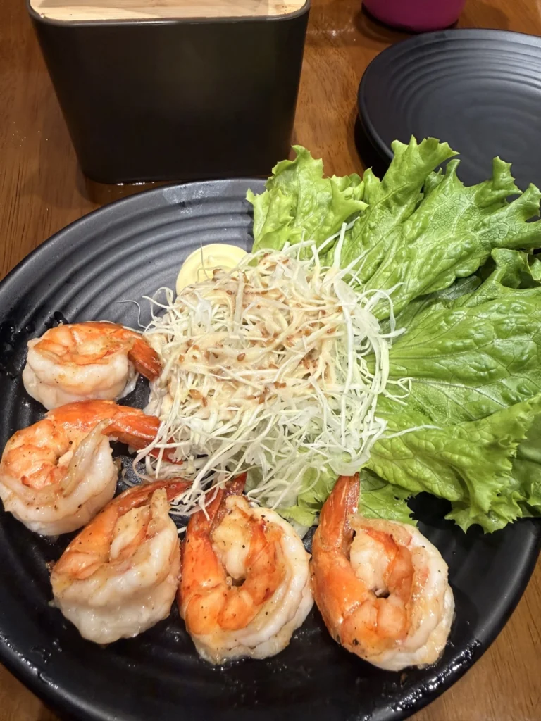 TEPPANIZAKAYA HIDEKI Da Nang Review: Authentic Osaka Teppanyaki Worth Trying 7 Grilled shrimp with salad at TEPPANIZAKAYA HIDEKI Da Nang Japanese teppanyaki restaurant