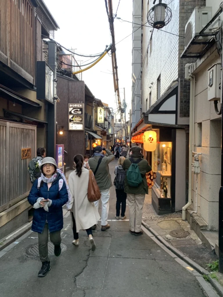 Pontocho Alley Kyoto Guide: Best Time to Visit, Food & What to Expect 9 Pontocho Alley Kyoto narrow street with traditional wooden buildings and glowing lanterns at dusk