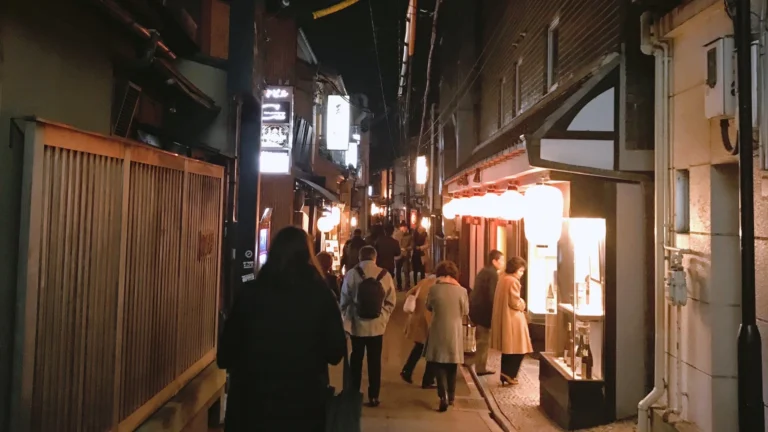 Pontocho Alley Kyoto Guide: Best Time to Visit, Food & What to Expect