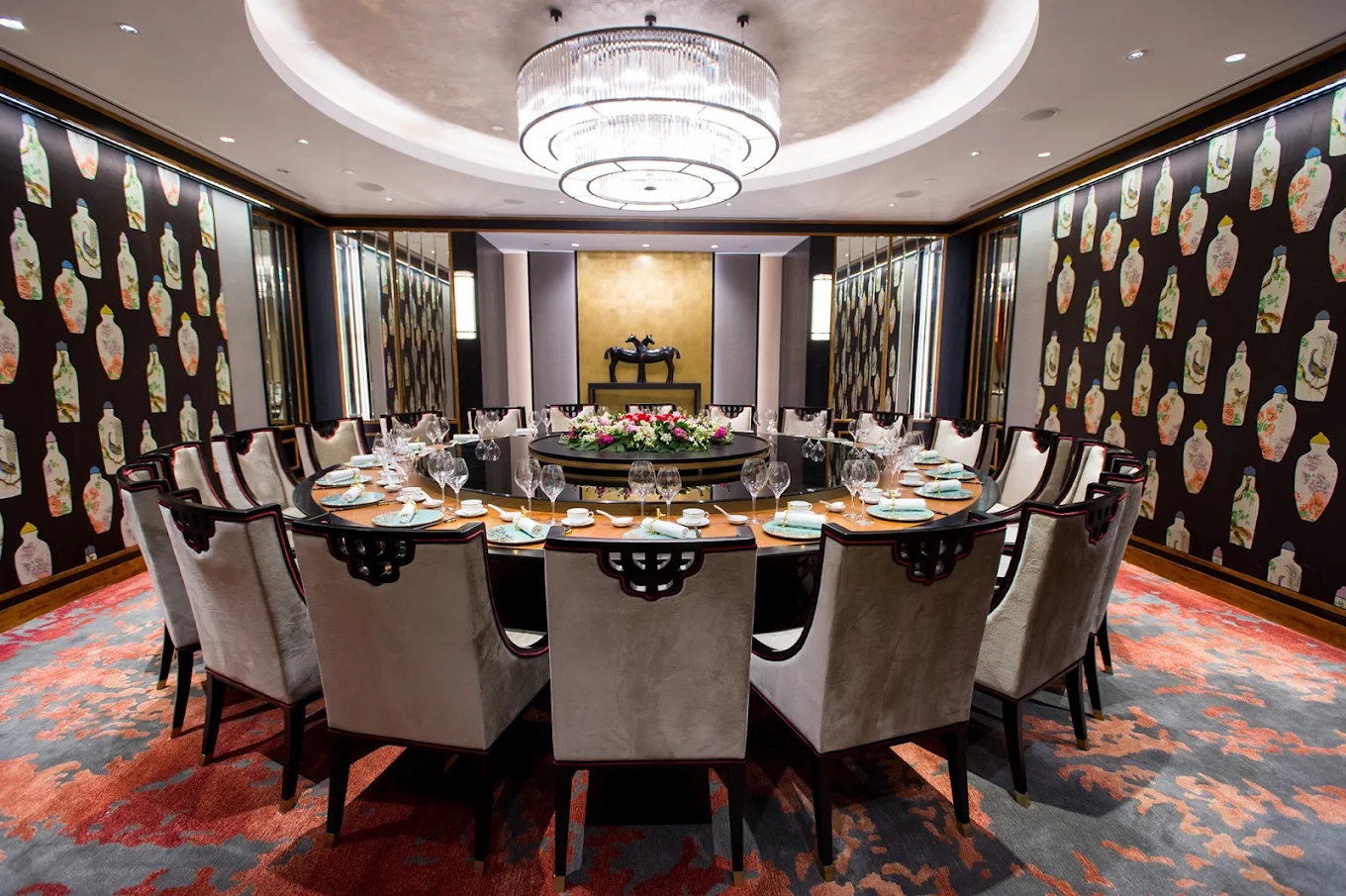 Where to Find the Best Dim Sum in Singapore (Local Picks) 12 Elegant private dining room inside Hua Ting Restaurant, a luxury Cantonese restaurant known for refined dim sum and Chinese cuisine.
