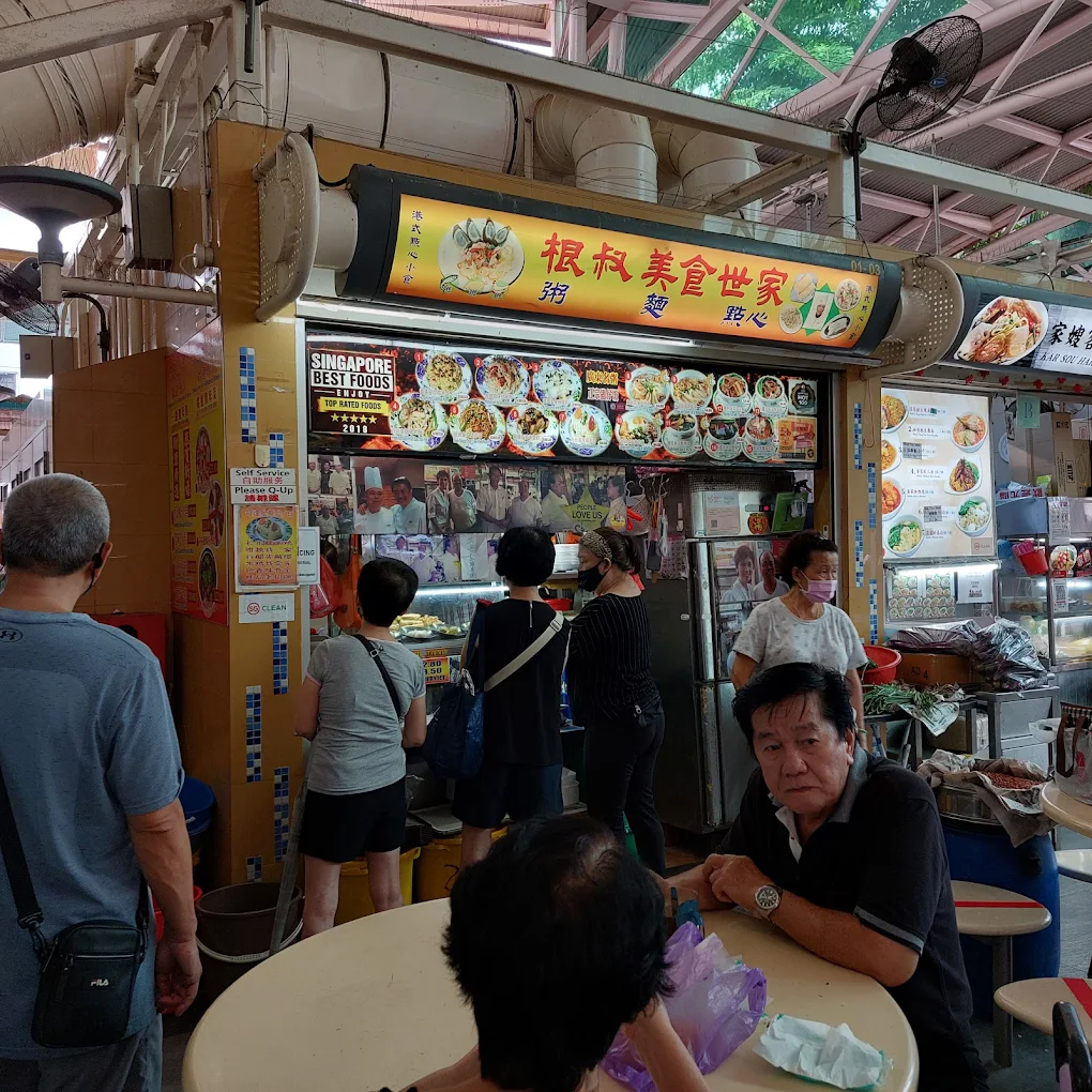 Where to Find the Best Dim Sum in Singapore (Local Picks) 7 Customers queueing at Uncle Kun's Delicacies hawker stall in Singapore, known for affordable Hong Kong-style dim sum and noodles.