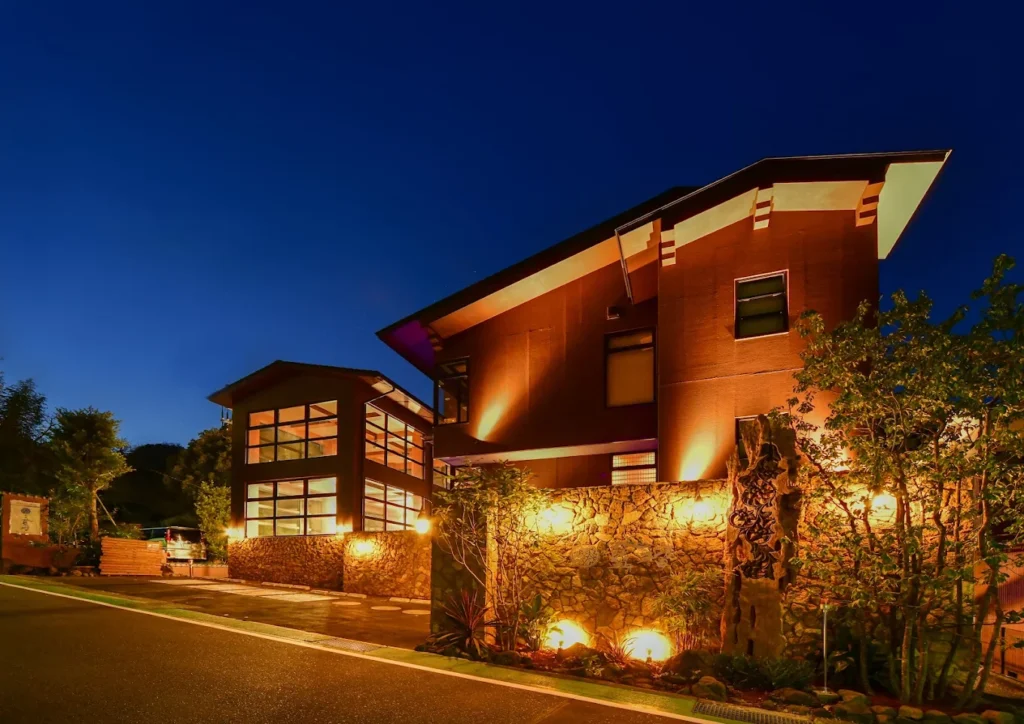 Exterior view of Hakone Airu at night, featuring contemporary Japanese architecture, warm ambient lighting, and a boutique ryokan atmosphere in Hakone.