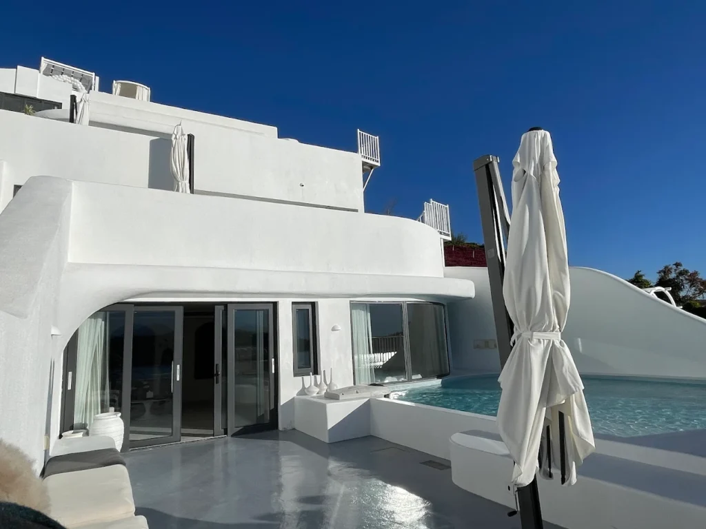 Songyun Cliff Hotel luxury villa with private pool overlooking Erhai Lake in Dali, featuring minimalist white architecture and resort-style accommodations