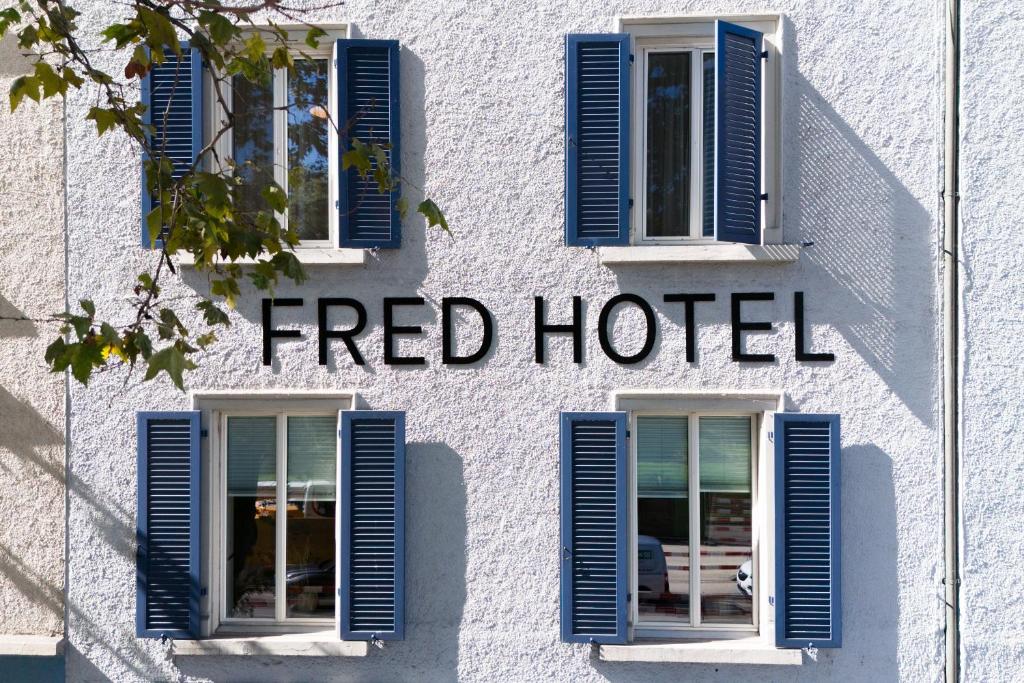Exterior facade of Fred Hotel Zürich Hauptbahnhof, a modern boutique hotel located near Zurich Main Station with stylish rooms and convenient access to public transport.