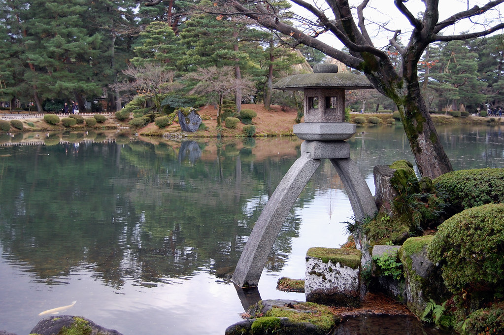 The iconic Kotoji Toro stone lantern overlooking the pond in Kenrokuen Garden, Kanazawa, Japan, one of the city's top attractions and best areas to stay for sightseeing.