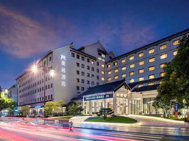Exterior night view of Mercure Suzhou City Center, a modern hotel conveniently located near Guanqian Street and Suzhou's top attractions.