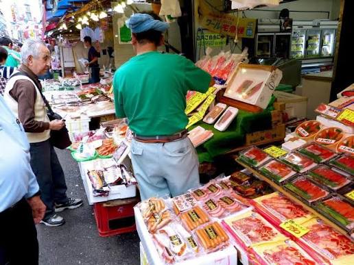 Fresh seafood stalls at Omicho Market in Kanazawa, Japan, a popular destination for local seafood and one of the best areas to stay in Kanazawa for food lovers.