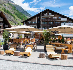 Schweizerhof Zermatt combines a central Bahnhofstrasse location with a relaxed outdoor terrace, making it especially convenient for travelers arriving by train and exploring Zermatt on foot.