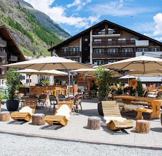 Schweizerhof Zermatt combines a central Bahnhofstrasse location with a relaxed outdoor terrace, making it especially convenient for travelers arriving by train and exploring Zermatt on foot.