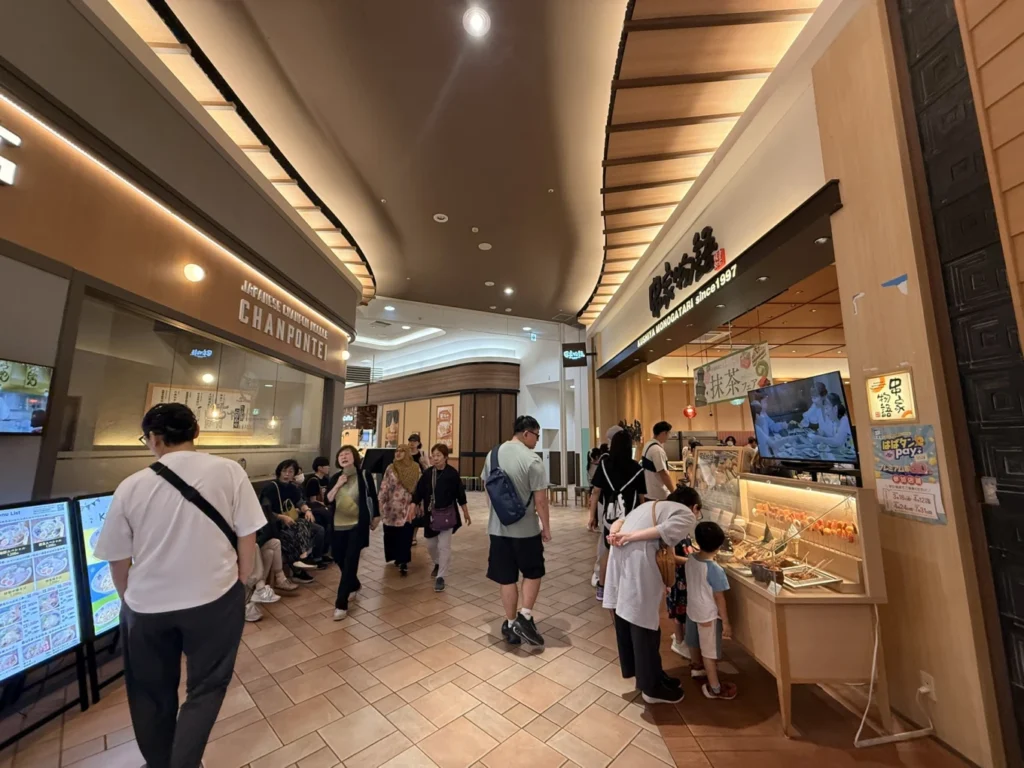 Restaurant corridor at AEON Mall Kobe Kita with Shabu Sai located beside other popular dining options near Kobe-Sanda Premium Outlets.