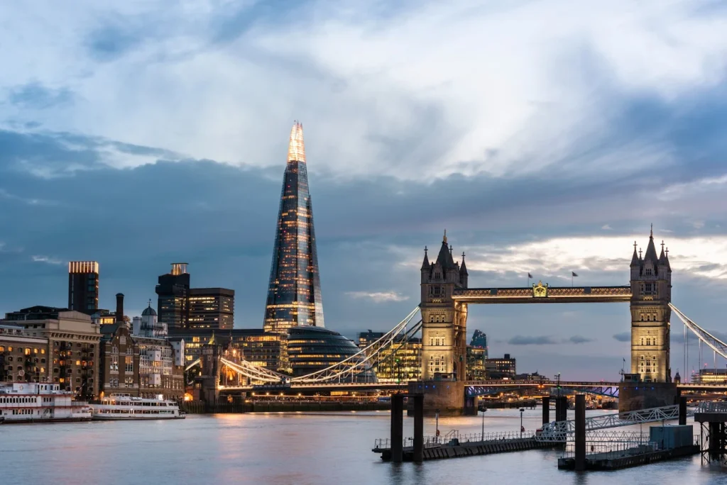 10 Best Muslim-Friendly Hotels (Halal) in London 9 The Shard skyscraper and Tower Bridge at sunset in London, home to the luxurious Shangri-La The Shard hotel with panoramic views over the River Thames.