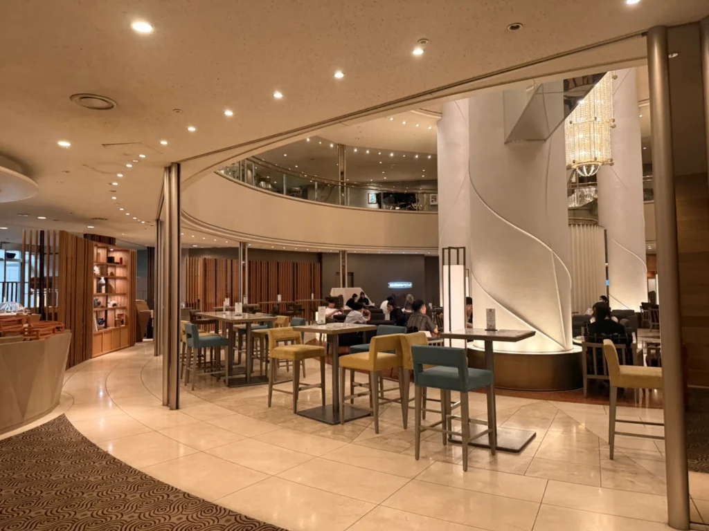 Swissôtel Nankai Osaka lobby lounge with elegant seating area