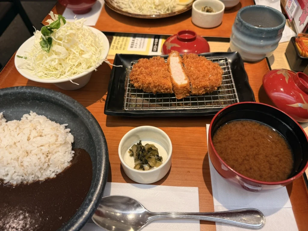 Tonkatsu Tazumura Review: Osaka Station Tonkatsu 7 Tonkatsu curry set with rice, shredded cabbage and miso soup at Tonkatsu Tazumura