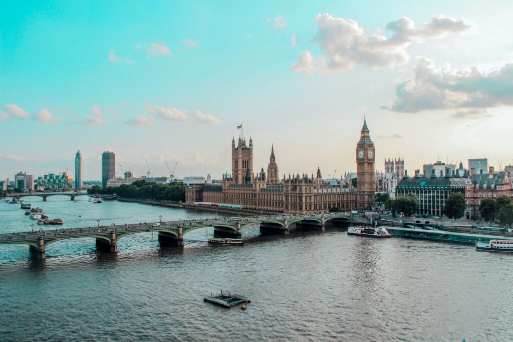10 Best Muslim-Friendly Hotels (Halal) in London 5 Panoramic view of the Palace of Westminster, Big Ben, and Westminster Bridge along the River Thames in central London on a clear afternoon. Photo by Gianluca Pugliese on Pexels.
