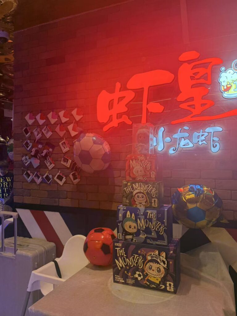 Xiahuang Crayfish Review Singapore (虾皇小龙虾) – Fresh Live Crayfish Worth Trying? 13 Xiahuang Crayfish Singapore entrance and restaurant décor
