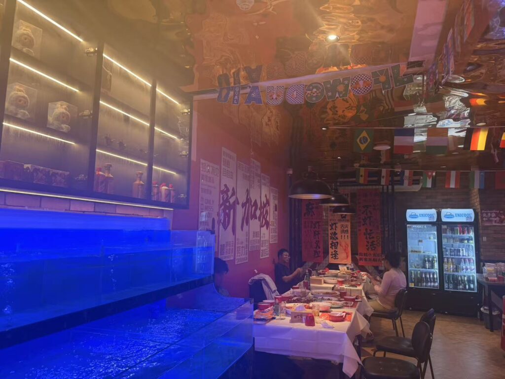 Xiahuang Crayfish Review Singapore (虾皇小龙虾) – Fresh Live Crayfish Worth Trying? 6 Interior of Xiahuang Crayfish Singapore restaurant