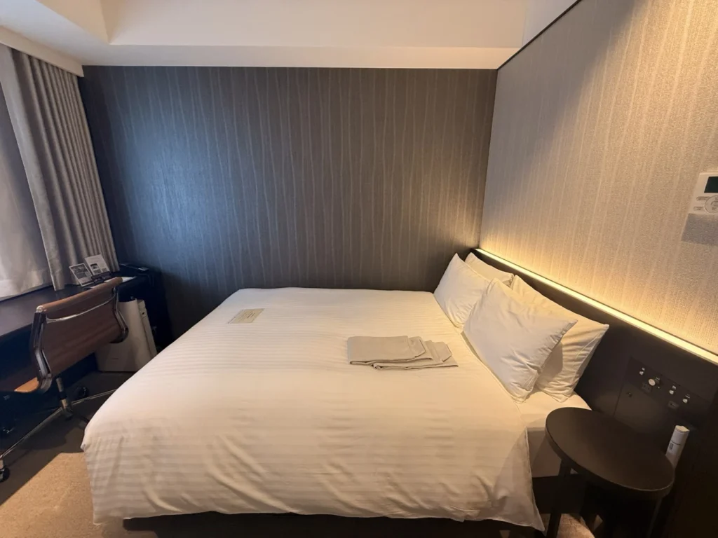 Hotel Vischio Osaka Review: A Modern, Better-Value Stay Near Osaka Station 5 Hotel Vischio Osaka double room with large bed, desk and modern interior
