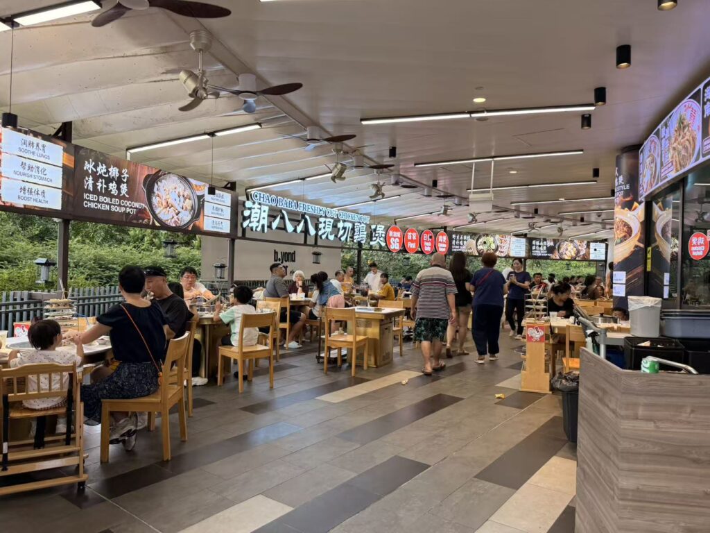 Chao Baba Freshly Cut Chicken Pot Review at SAFRA Punggol 14 Busy dining area at Chao Baba Freshly Cut Chicken Pot in SAFRA Punggol.
